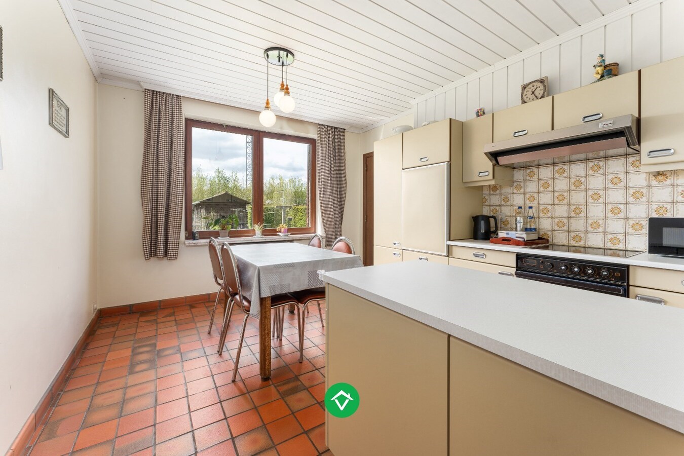 Alleenstaande woning met drie slaapkamers en dubbele garage in centrum Koekelare 