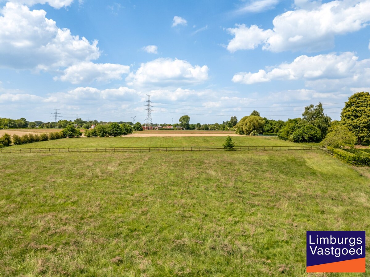 UNIEKE VIERKANTSHOEVE met paardenstallen op 7,34 hectare met vergunning voor zwembad en poolhouse 