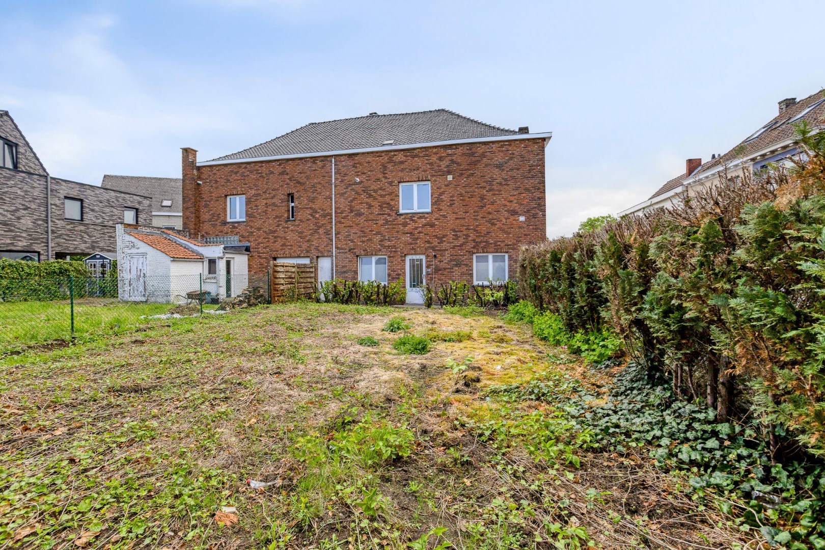 TE RENOVEREN WONING met 2 woonéénheden en tuin – 1640 SINT-GENESIUS-RODE 