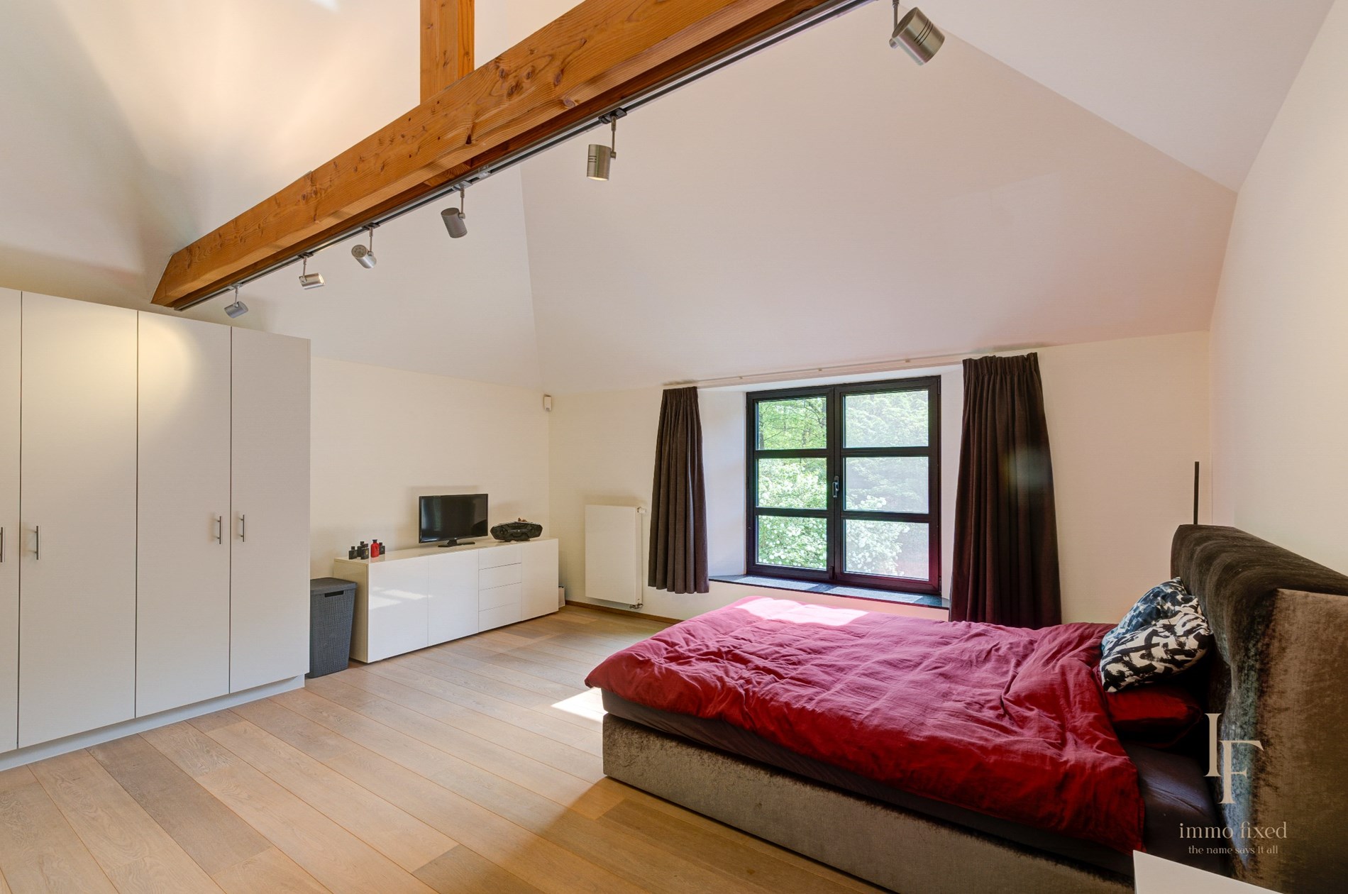 Moderne villa met 7 slaapkamers te Zoersel. 