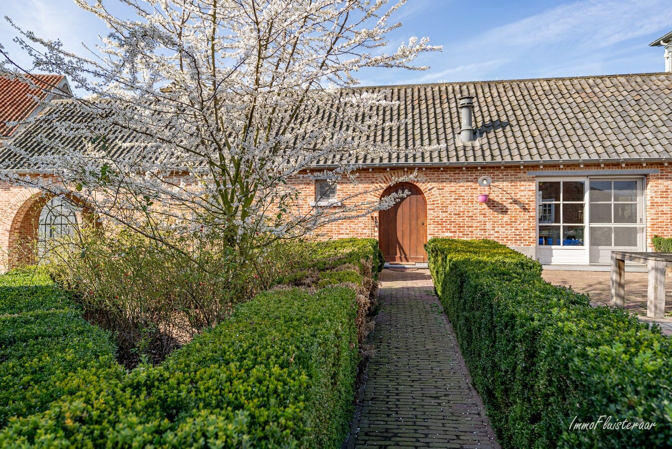 Uitzonderlijke woning met paardenaccommodatie, binnen- en buitenpiste op ca. 9,4 ha te Haacht 