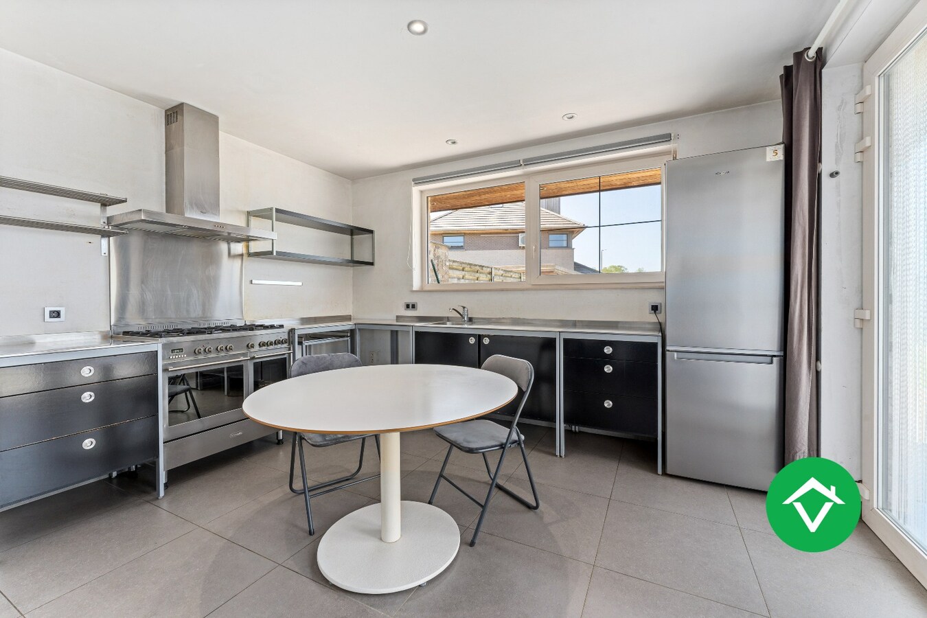 Recente woning (2011) met 3 slaapkamers, inpandige garage en vergezichten te Koekelare 