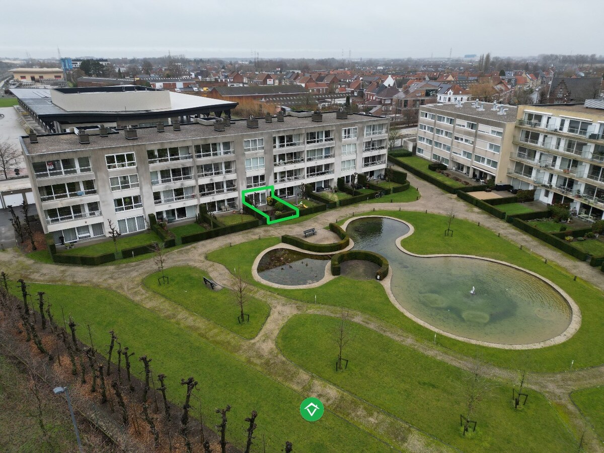 Gelijkvloers appartement met één slaapkamer, tuin en garage in centrum Roeselare 