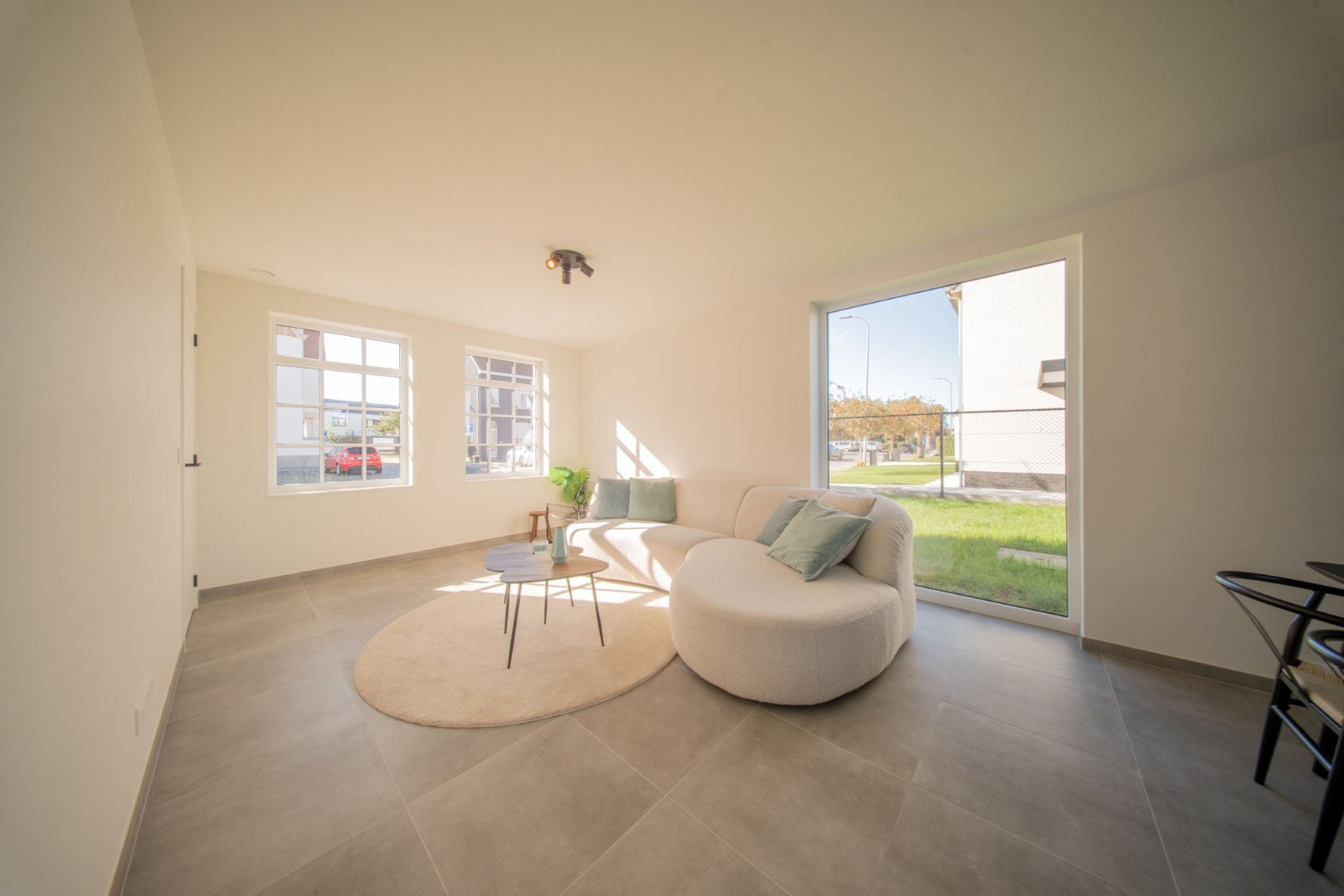 Stijlvolle en ruime nieuwbouwwoning met garage en tuin op 555 m² 