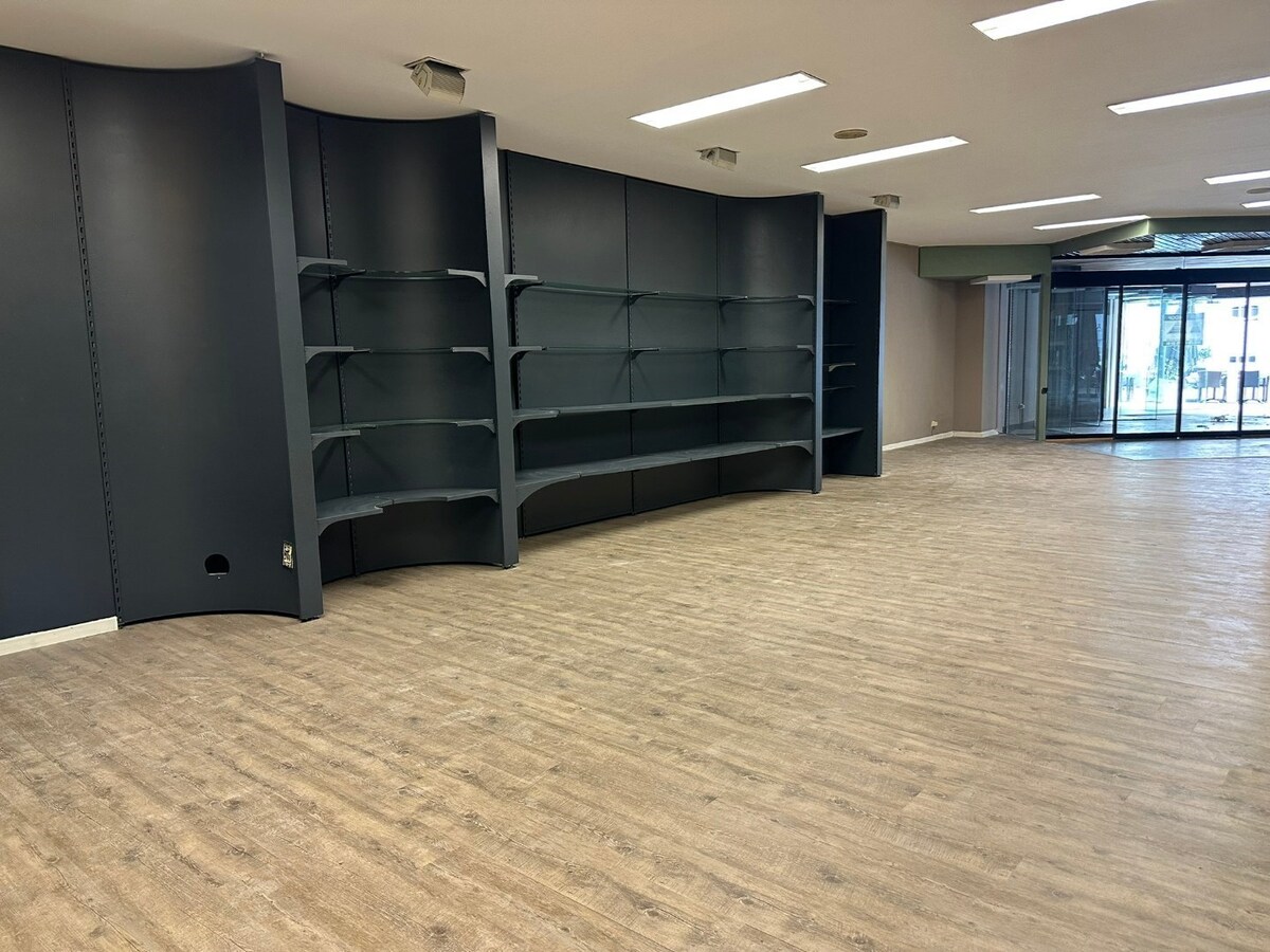 Handelsgelijkvloers, met mooie  etalage,  grote kelder 