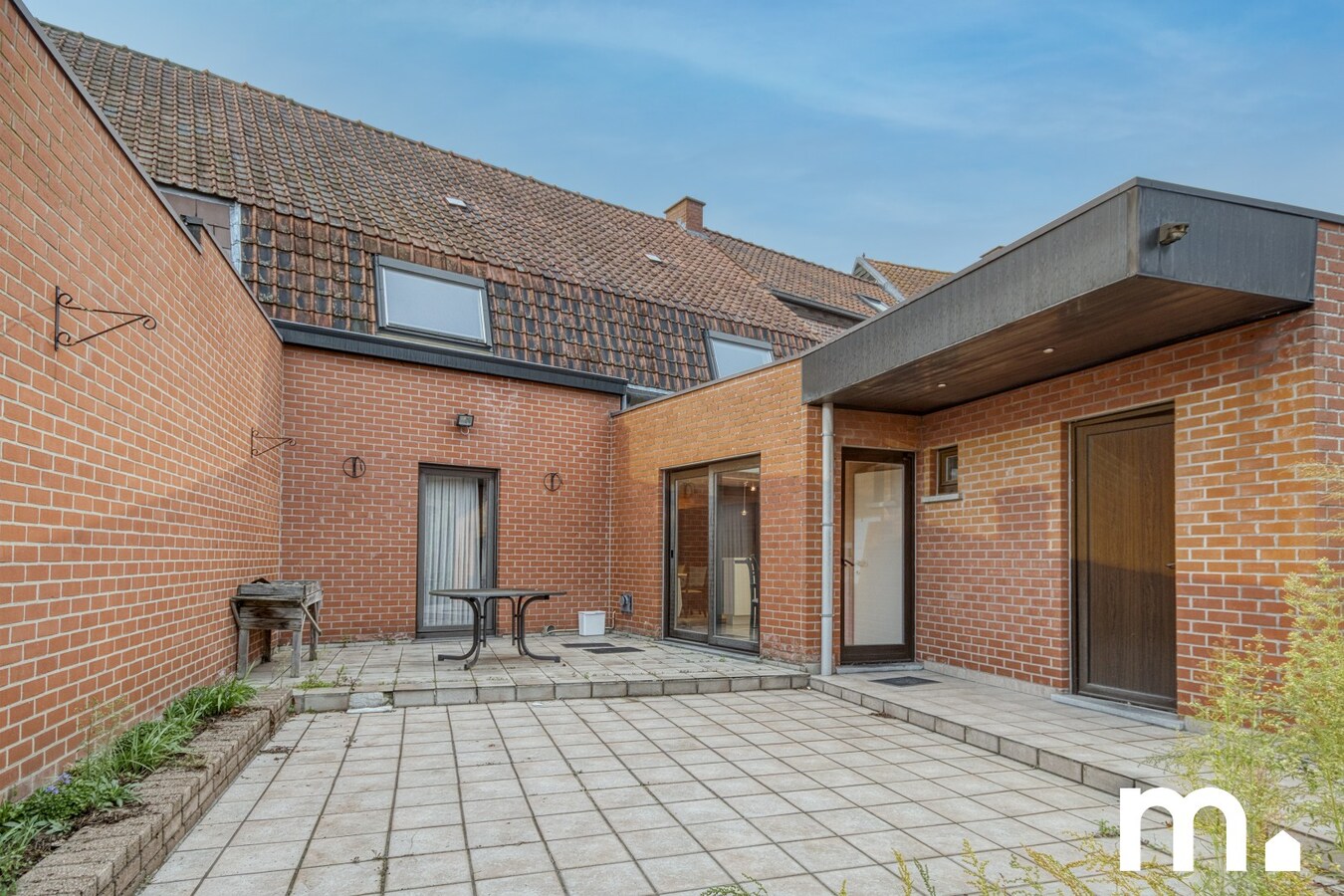 Woning met 5 slaapkamers, garage en tuin te Izegem! 