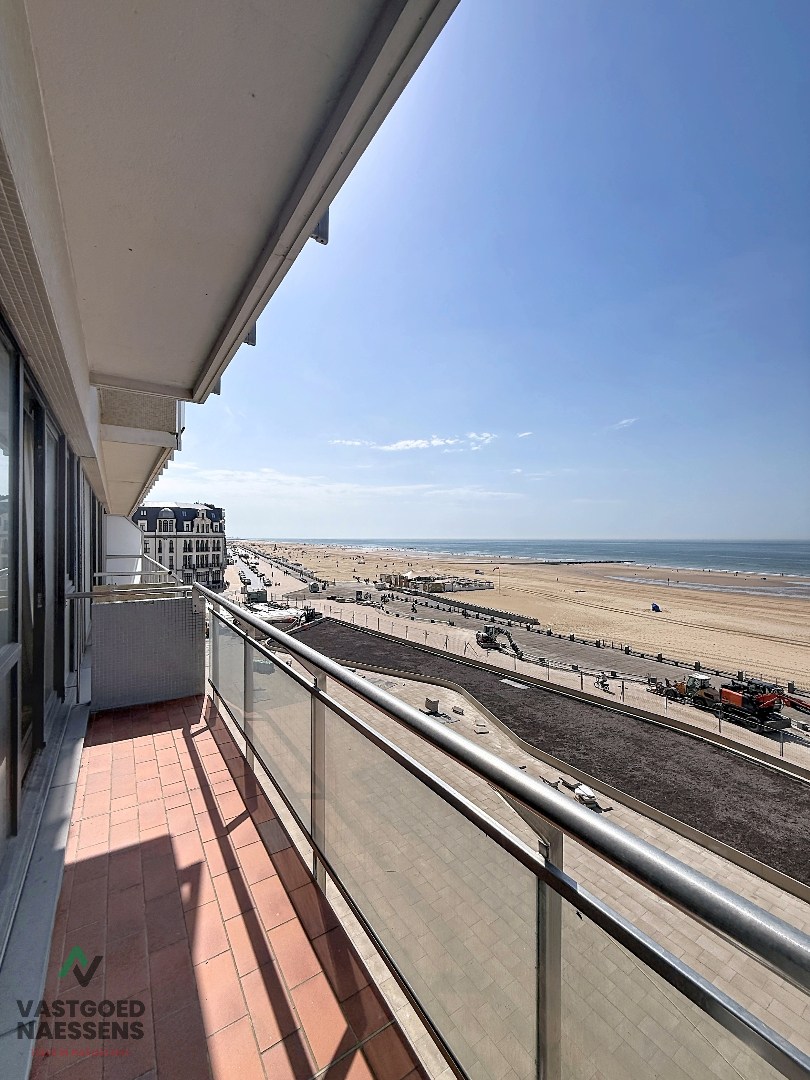 À rénover, appartement d'une chambre avec vue sur la mer et terrasses. 