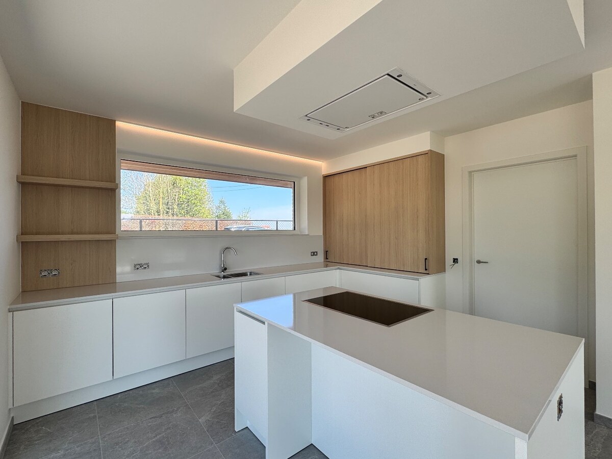 Instapklare nieuwbouwwoning met 4 slaapkamers en bureau te Kortemark 