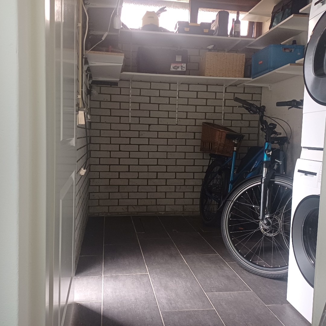 Goed onderhouden geschakelde  5-kamer woning, instapklaar, parkeerplaats, berging, zonnige tuin en gelegen in de zeer kindvriendelijke wijk Ommoord. 