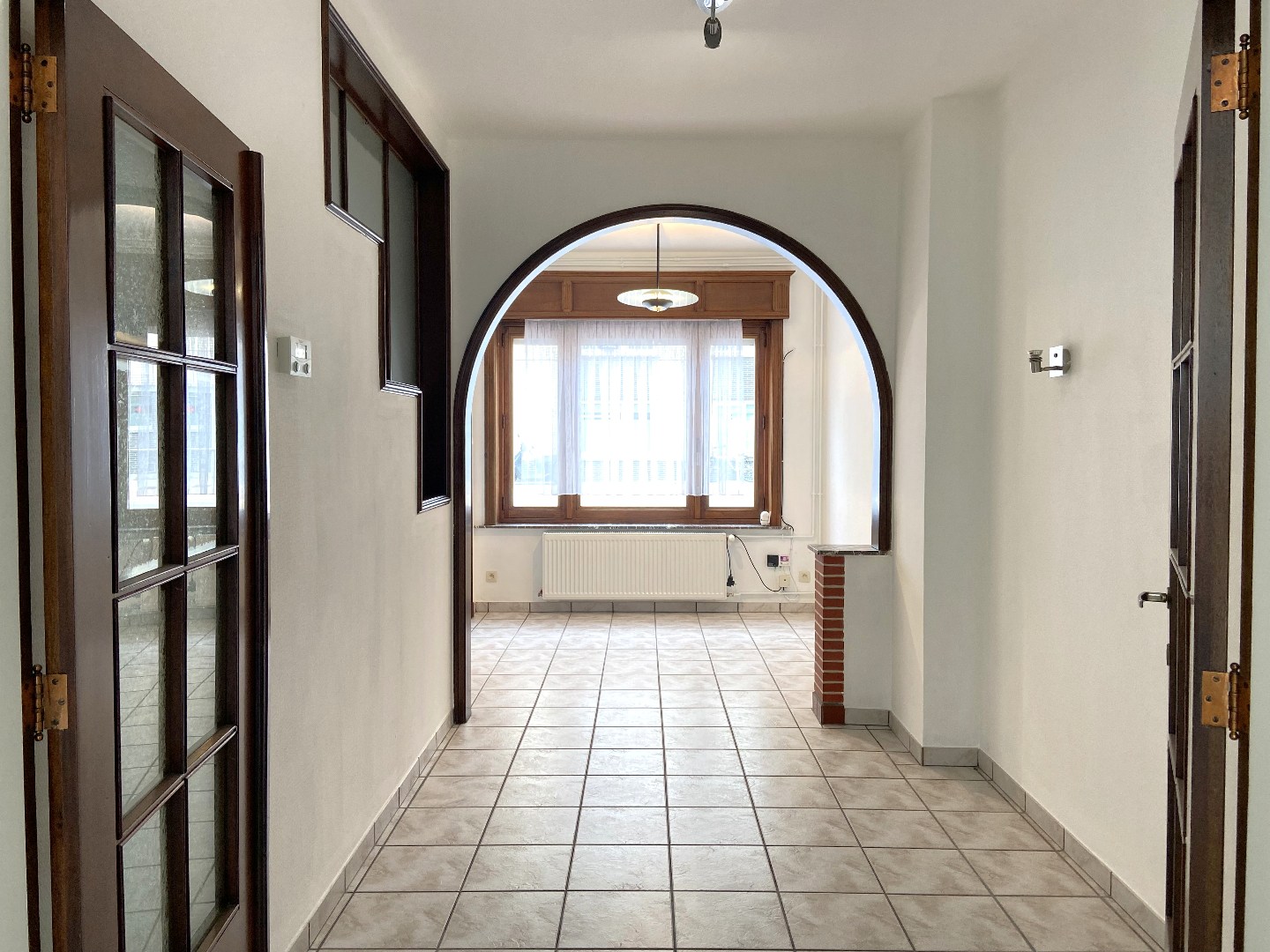 Authentieke burgerwoning met ruime garage en uitweg achteraan! 
