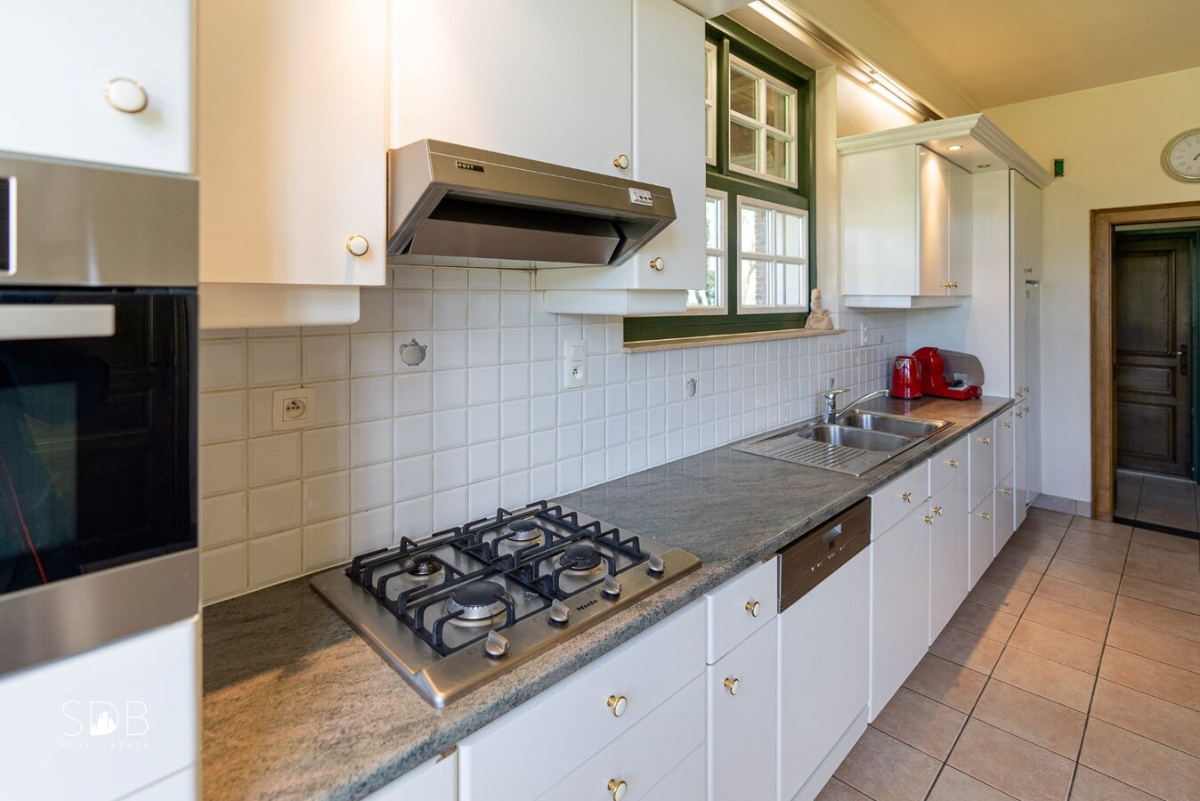 Stijlvolle villa met diverse bijgebouwen en graslanden op circa 3ha 