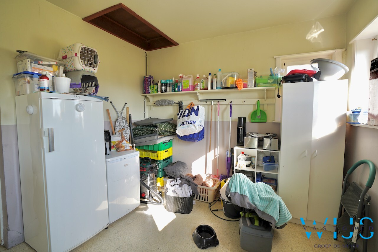 Op te frissen bungalow met 36.274m² grond te Oosteeklo ! 