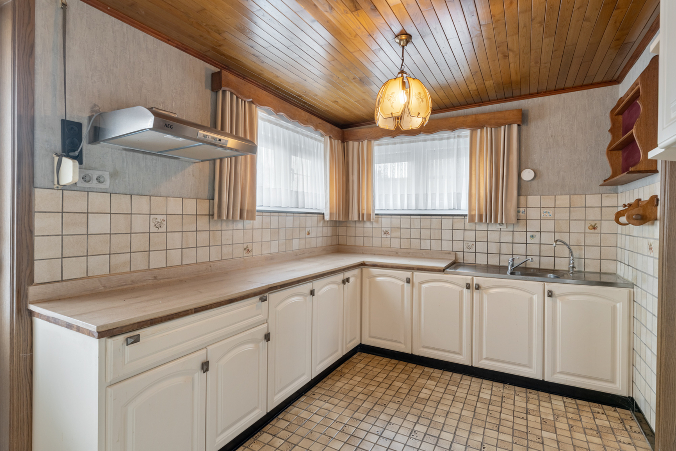 Op te frissen, halfvrijstaande gelijkvloerse woning gelegen in een rustige omgeving op 8a58ca. 