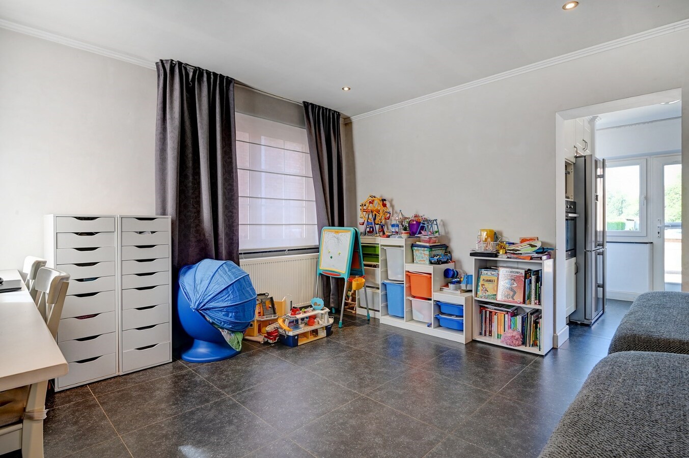 Grondig gerenoveerde woning met tuin, terras en 3 slaapkamers in Nieuwerkerken. 