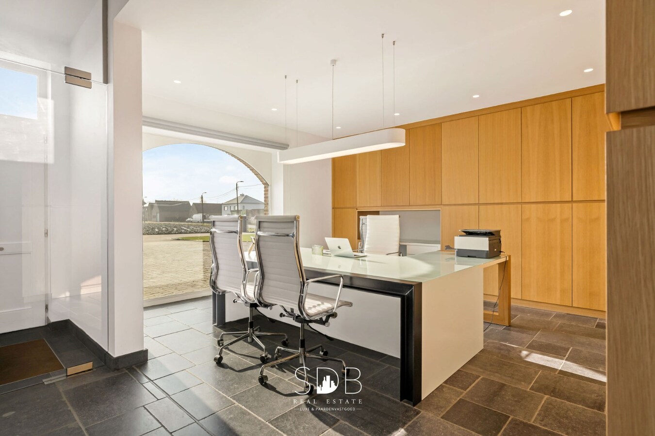 Prachtige villa in hoevestijl met bijgebouwen en graslanden op 89.070m² 