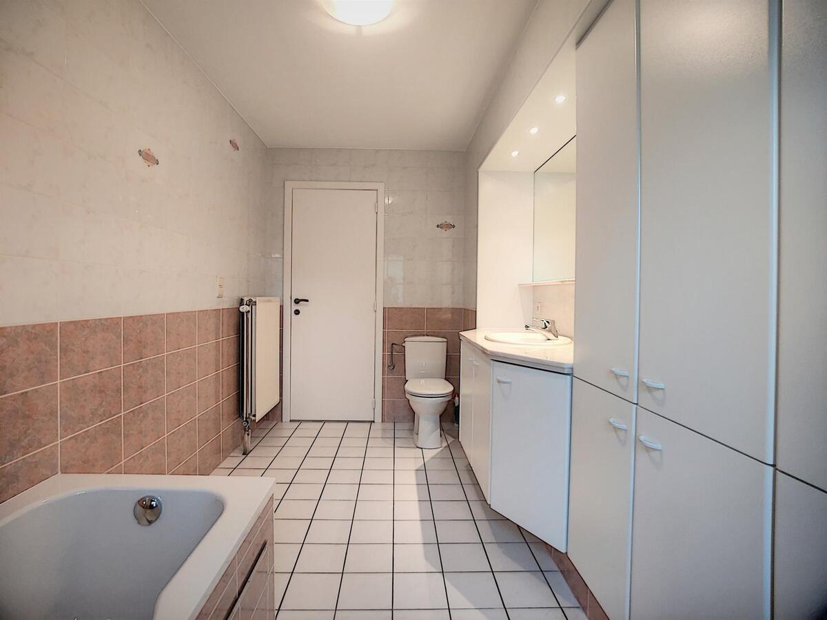 Grote, praktisch ingedeelde woning met oprit, garage &amp; tuin - Heist 