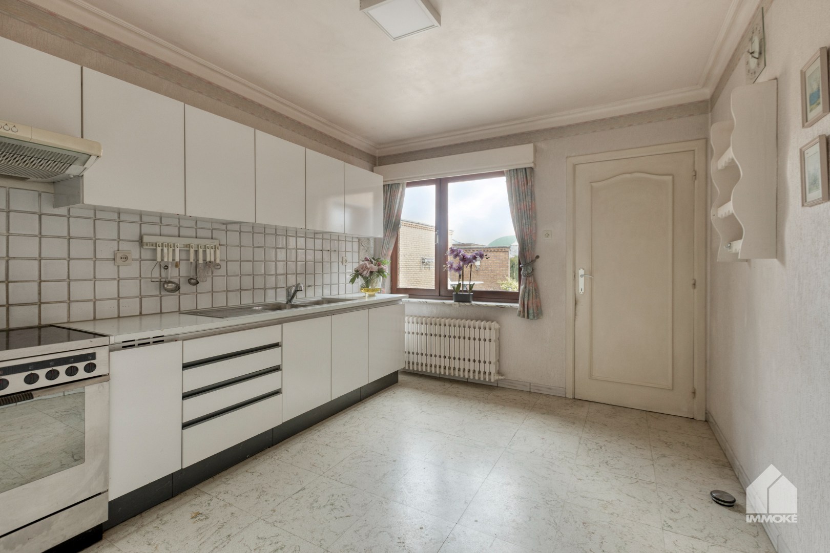 Te renoveren, gelijkvloerse woning op 13a 60ca met 2 slpk en garage. 