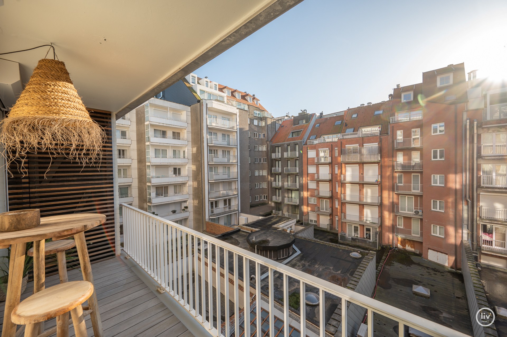 Magnifique appartement rénové avec une vue imprenable sur la mer, idéalement situé sur la digue du Zoute, à proximité de la place Albert. 