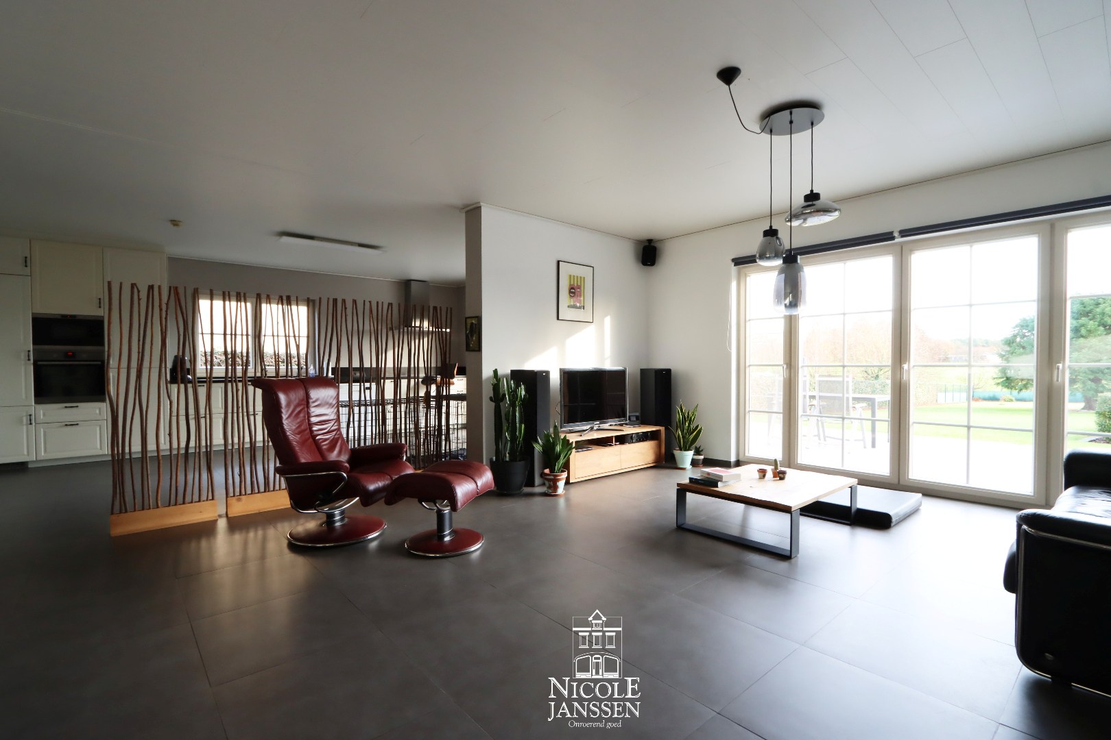 Veel lichtinval door grote raampartijen