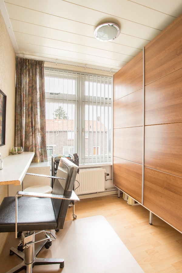 Hoekwoning met garage, carport, overkapping en bergingen gelegen op 326m2 in het centrum van Bladel. 