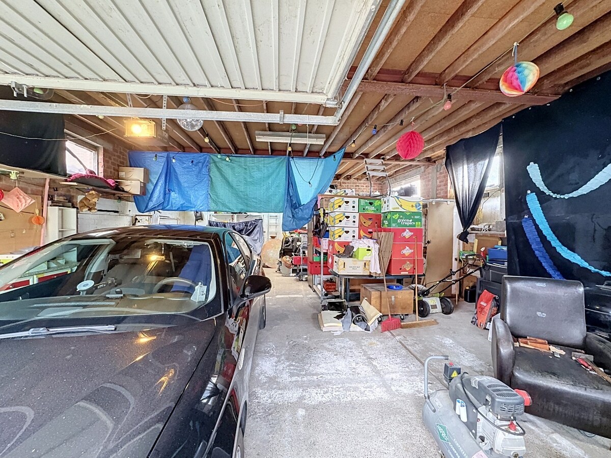 Woning met veel opbergruimte te Zomergem! 