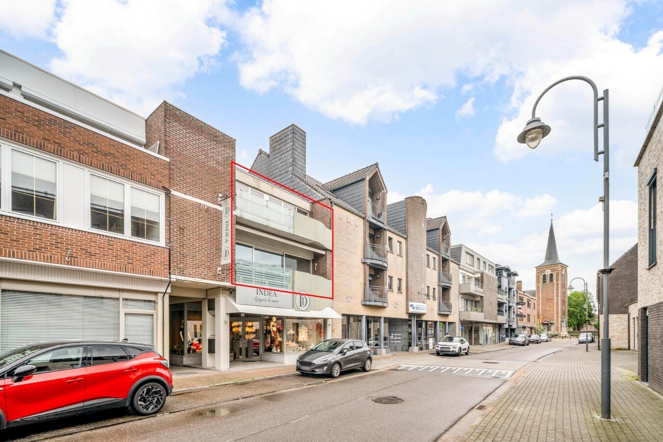 Comfortabel, zeer ruim appartement met 4 slaapkamers, terras en garage in het centrum van Neeroeteren! 