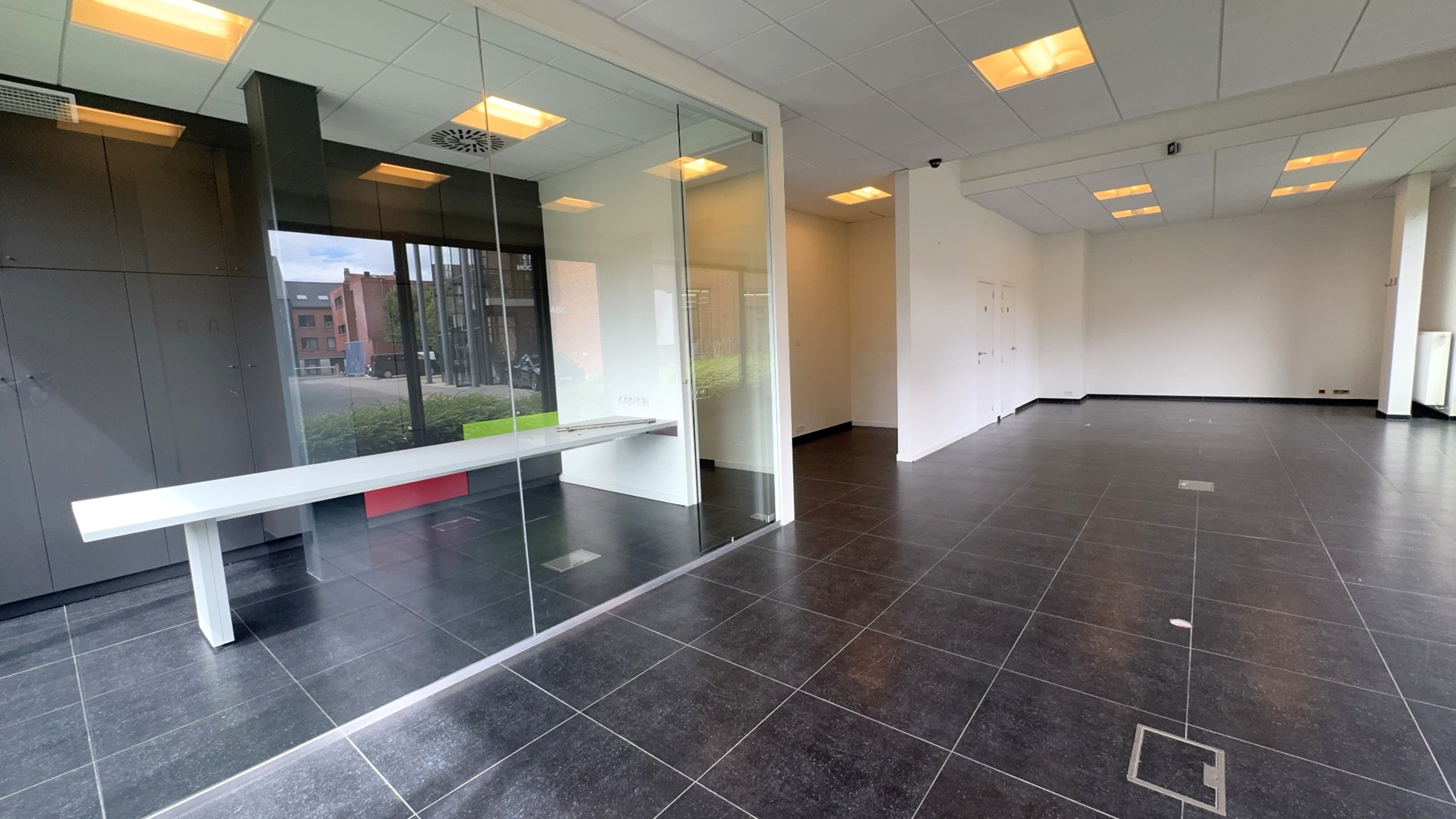 Instapklaar gelijkvloers kantoor te huur nabij station Gent-Dampoort
