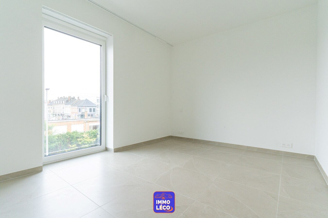 Appartement NEUF de haut standing avec garage 3 voitures, EN PLEIN CENTRE-VILLE ! 