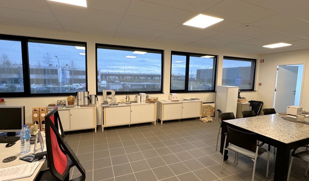 Logistieke loods met kantoor te huur in Bornem