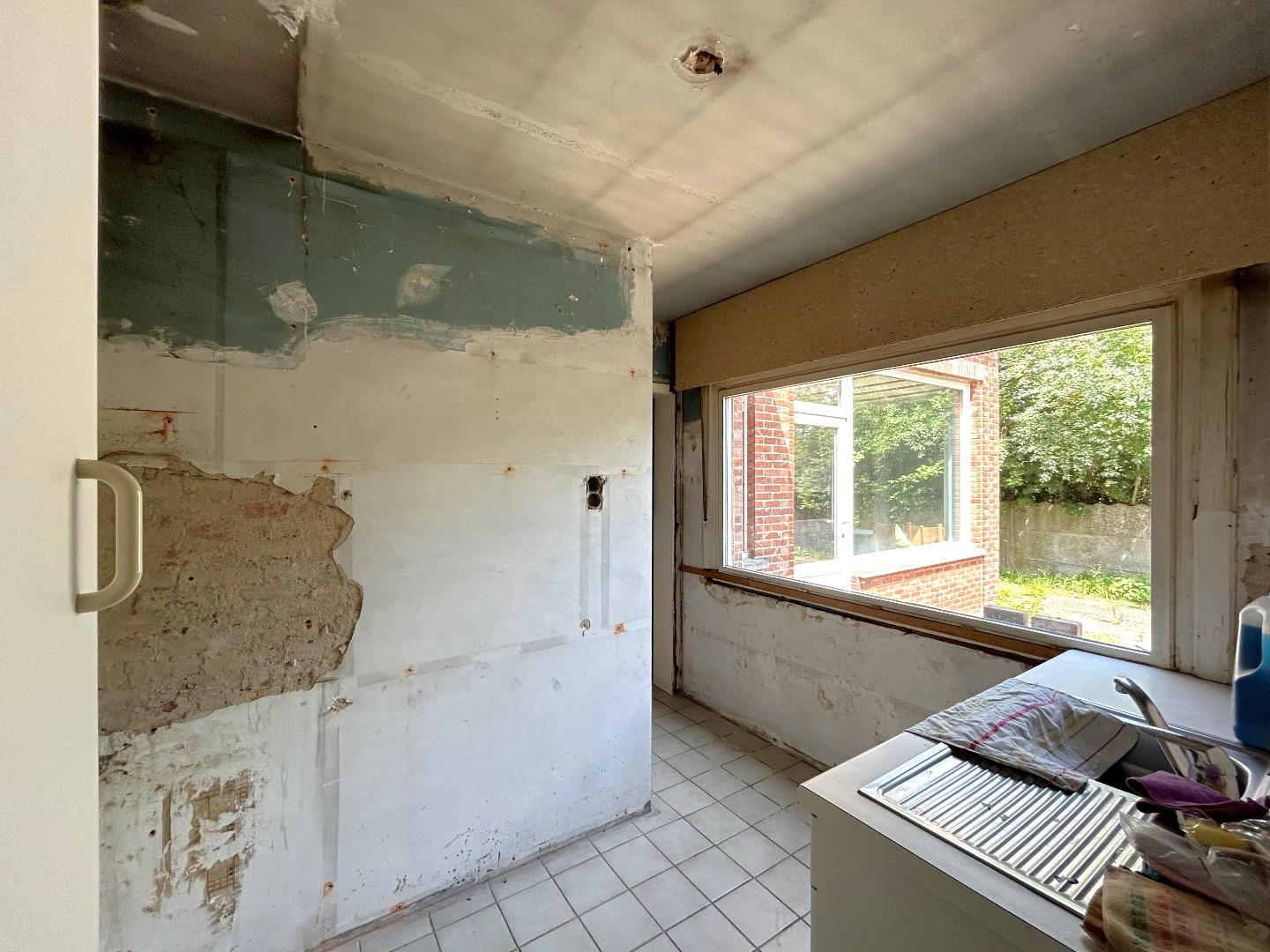 Te renoveren woning met loods/werkplaats in Geel 