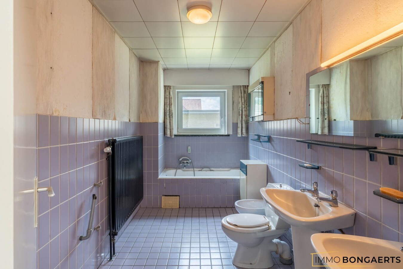 Ruime te renoveren woning op een mooi perceel. 