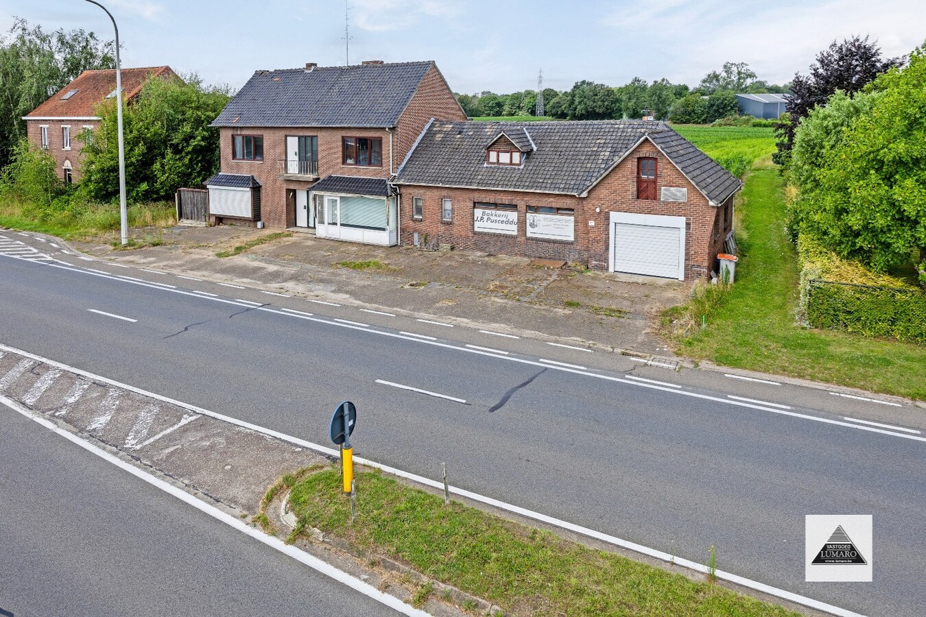 Ruime woning met 4 slaapkamers en hobbyruimte/winkel. 