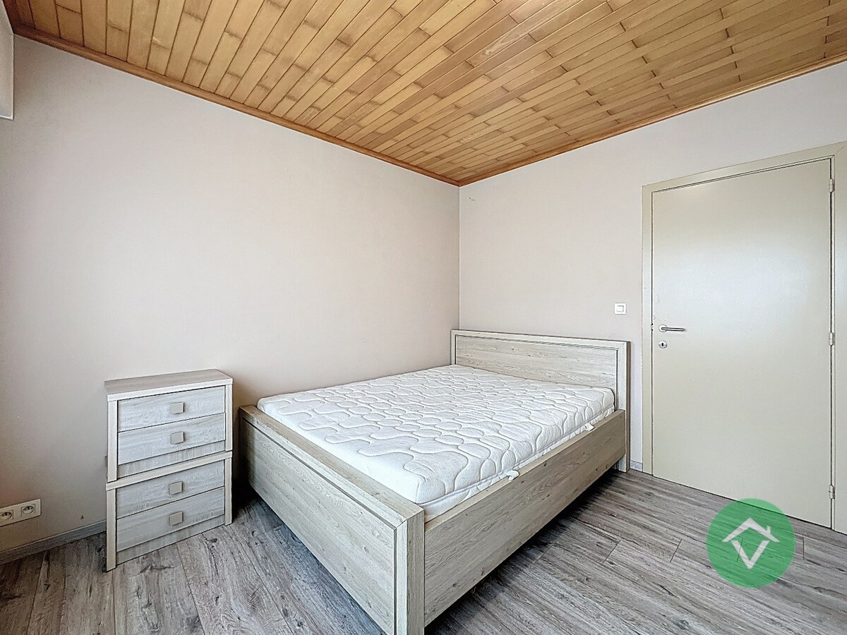 Statige bungalow op 1.811m² met landelijk zicht, drie slaapkamers en twee garages te Ichtegem 