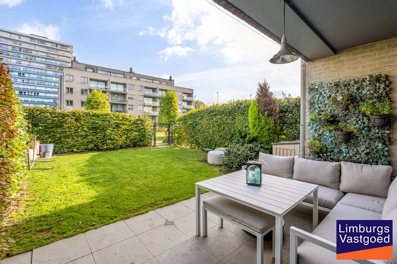 Gelijkvloers appartement (105m²), 2 slpk, tuin/terras, autostaanplaats + kelderberging 