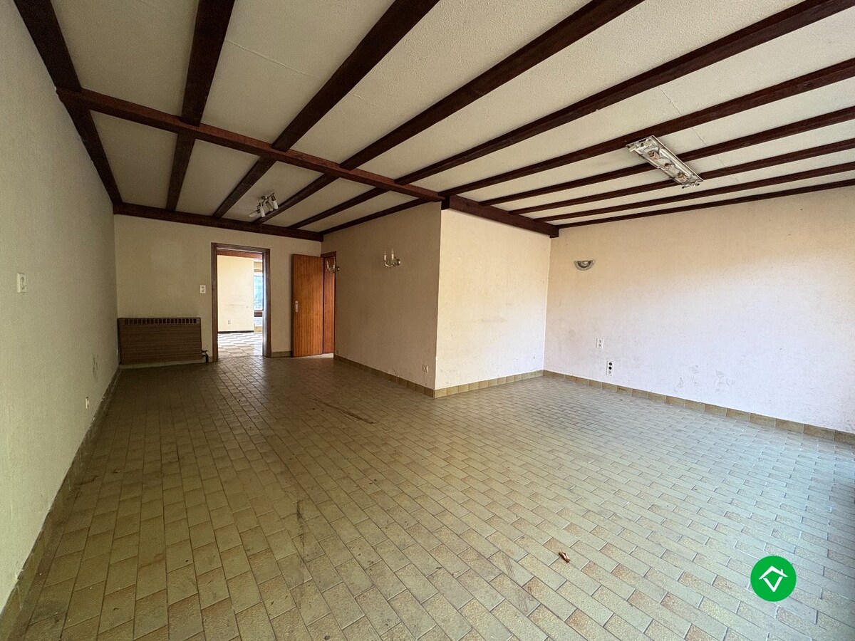 Unieke ruime eigendom op 1169 m² grond met voormalige handelsruimte in centrum Koekelare 