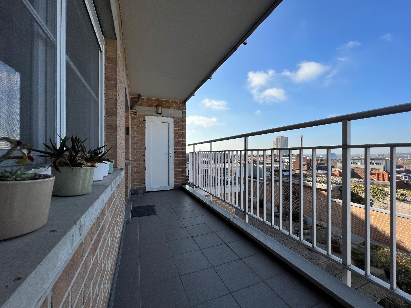 Terras achteraan met berging
