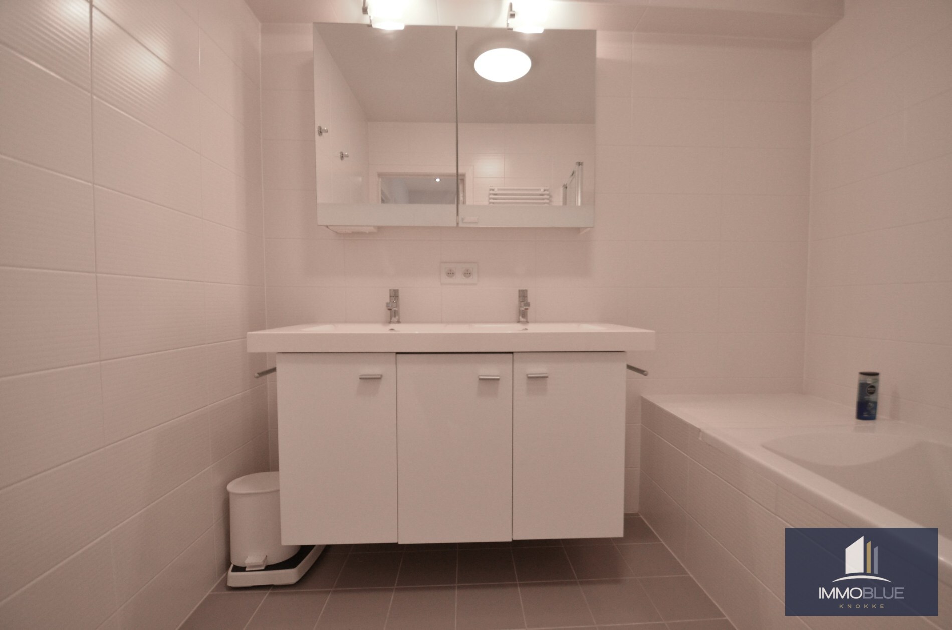 Duplex mezzanine lumineux et spacieux à louer, situé à deux pas de la mer. 