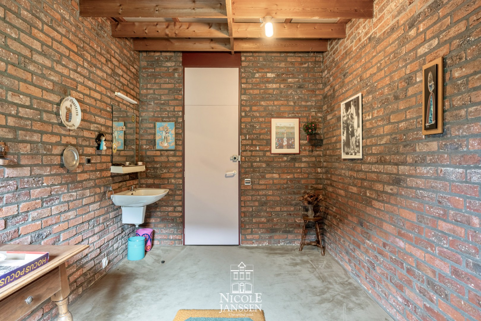 Eerste slaapkamer met enkele lavabo 