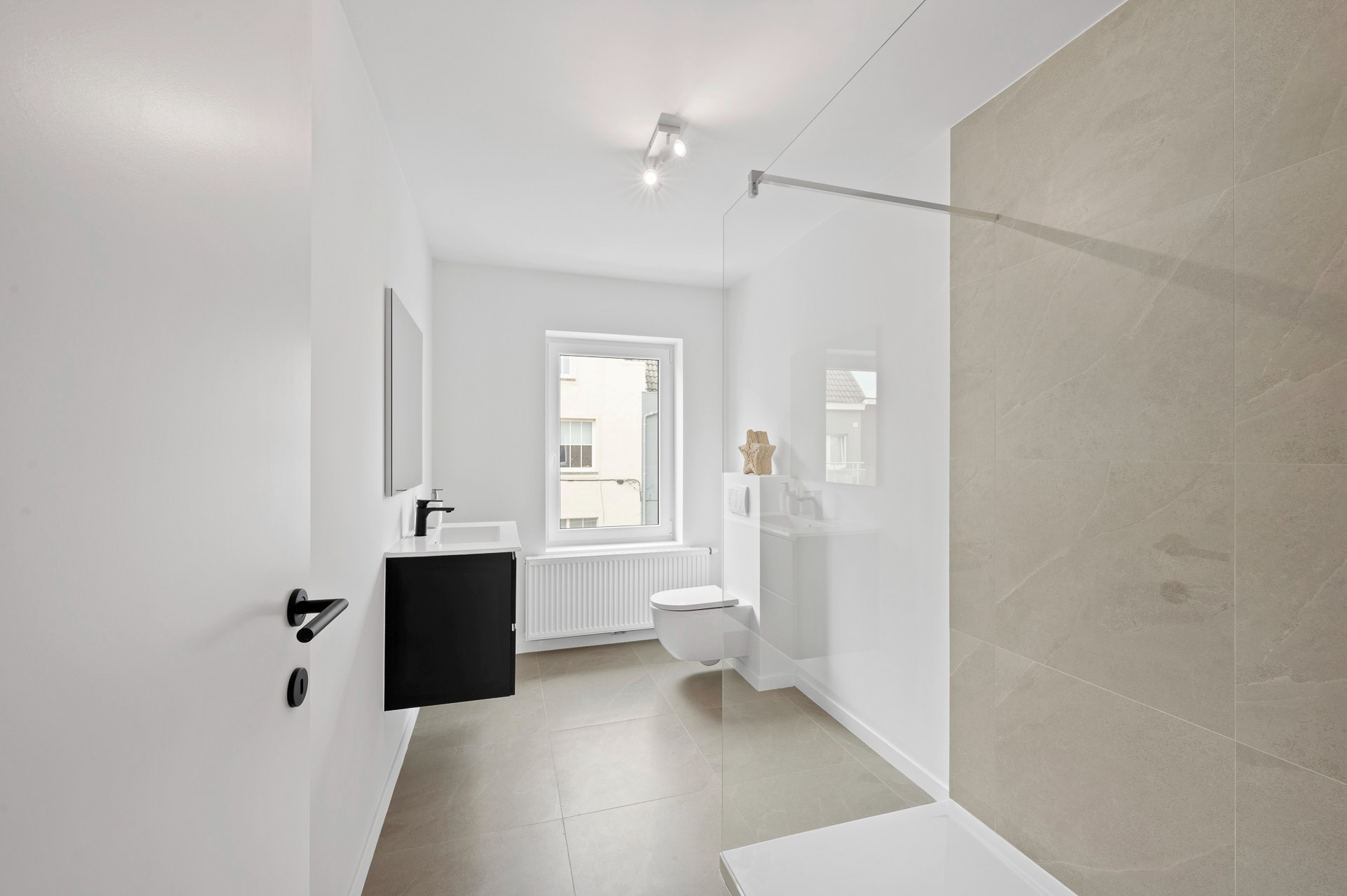 Belle maison rénovée avec 3 chambres à Heist, proche du centre et de la plage. 