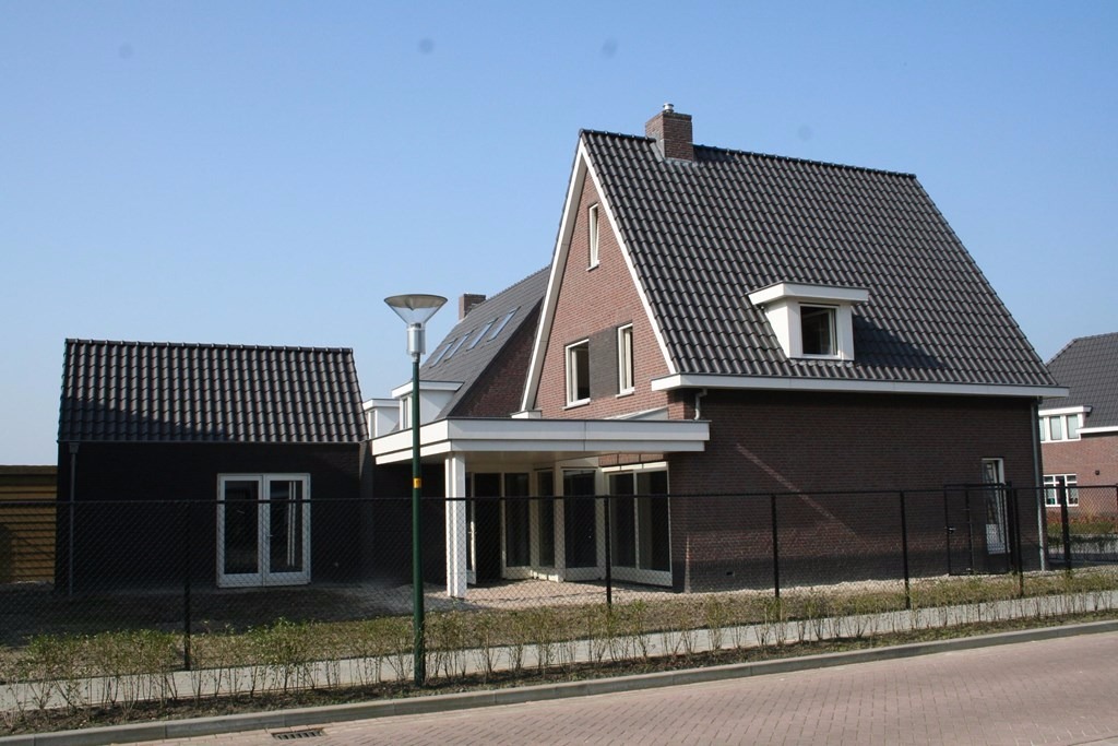 Op een mooie locatie in een kindervriendelijke buurt ligt deze vrijstaande woning met een volledige ondergrondse verdieping. De woning is ruim van opzet zal worden opgeleverd in ruwbouw.  Zie 3 inspir 