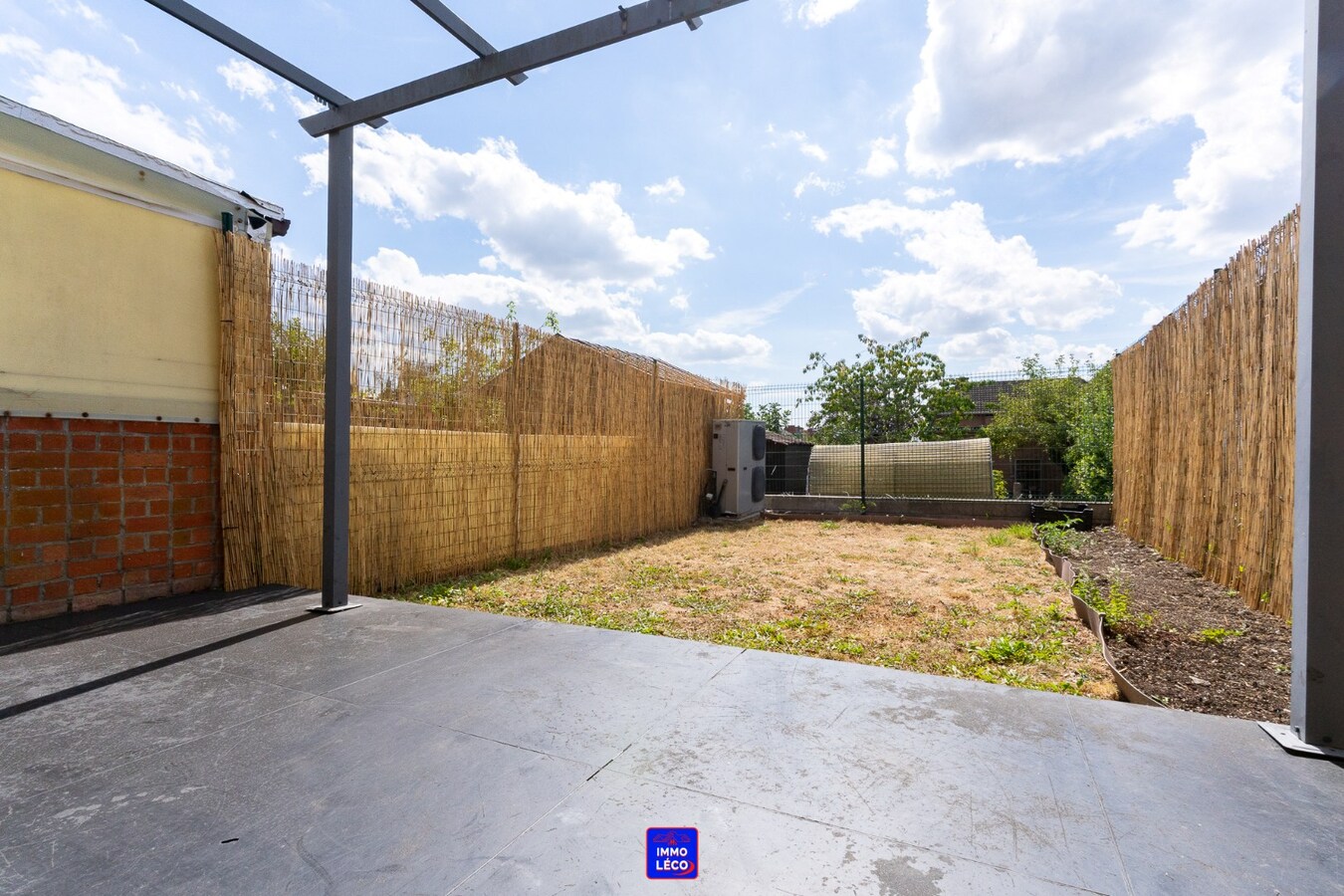 Maison rénovée avec jardin, dans une rue calme et appréciée. 