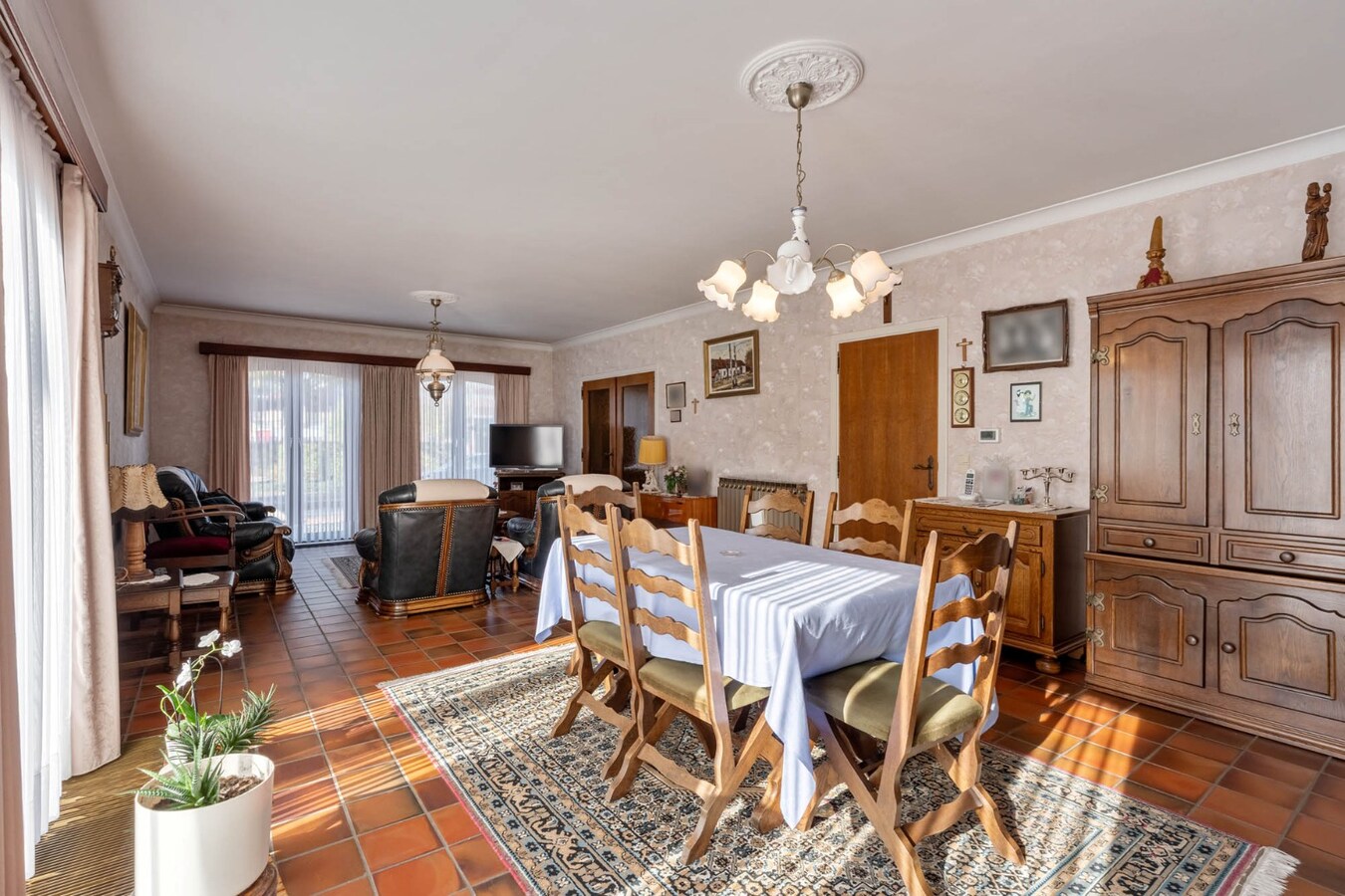 Gelijkvloerse, verzorgde woning gelegen op een perceel van 6a37ca, vlakbij het centrum, scholen, wandel- en fietsroutes 