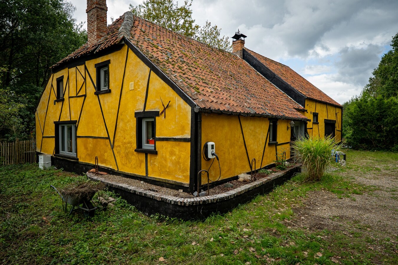 Authentic farm with meadow on approximately 1ha in Ham 