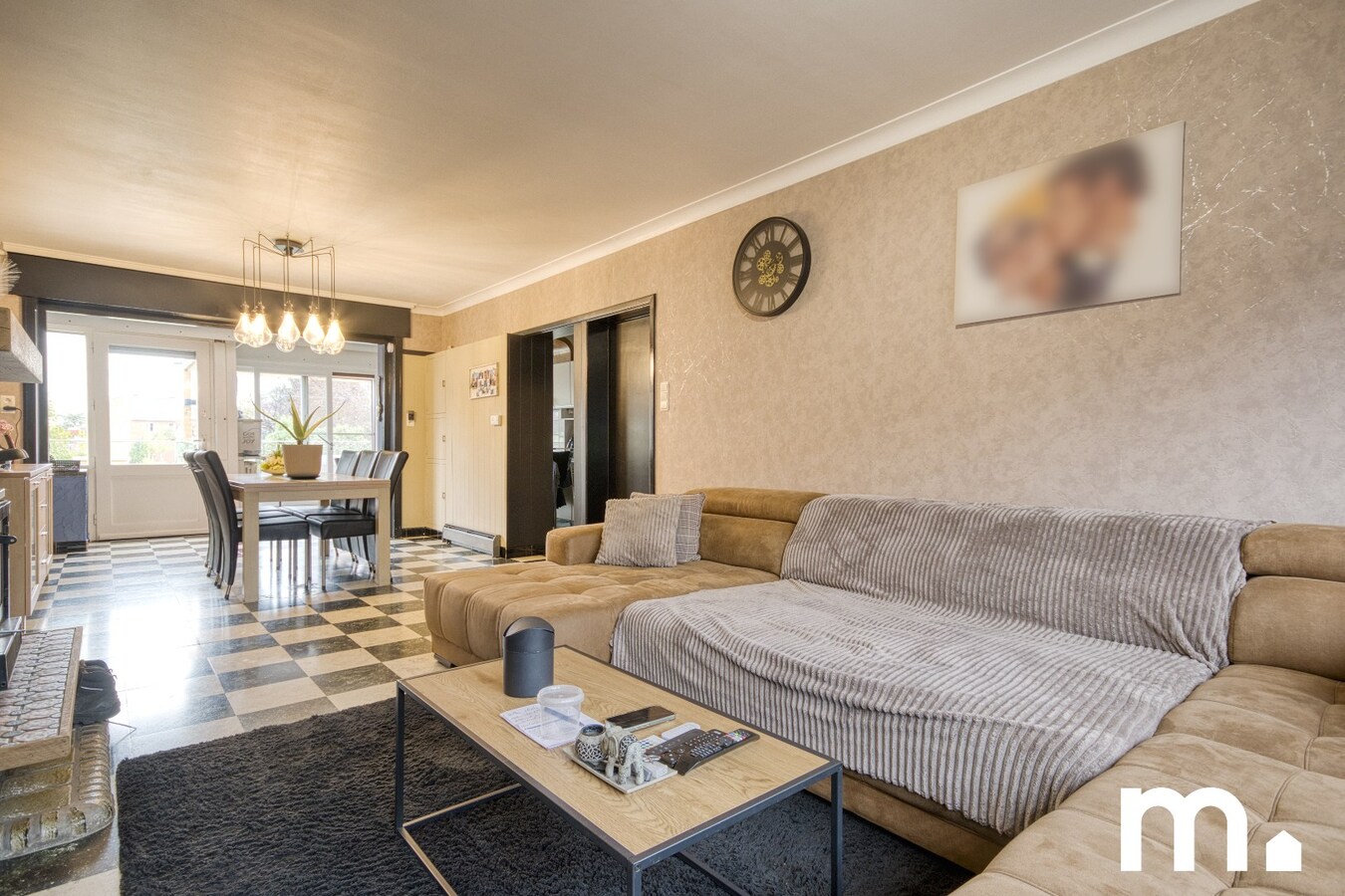 Ruime, centraal gelegen gezinswoning met garage te koop in Wevelgem ! 
