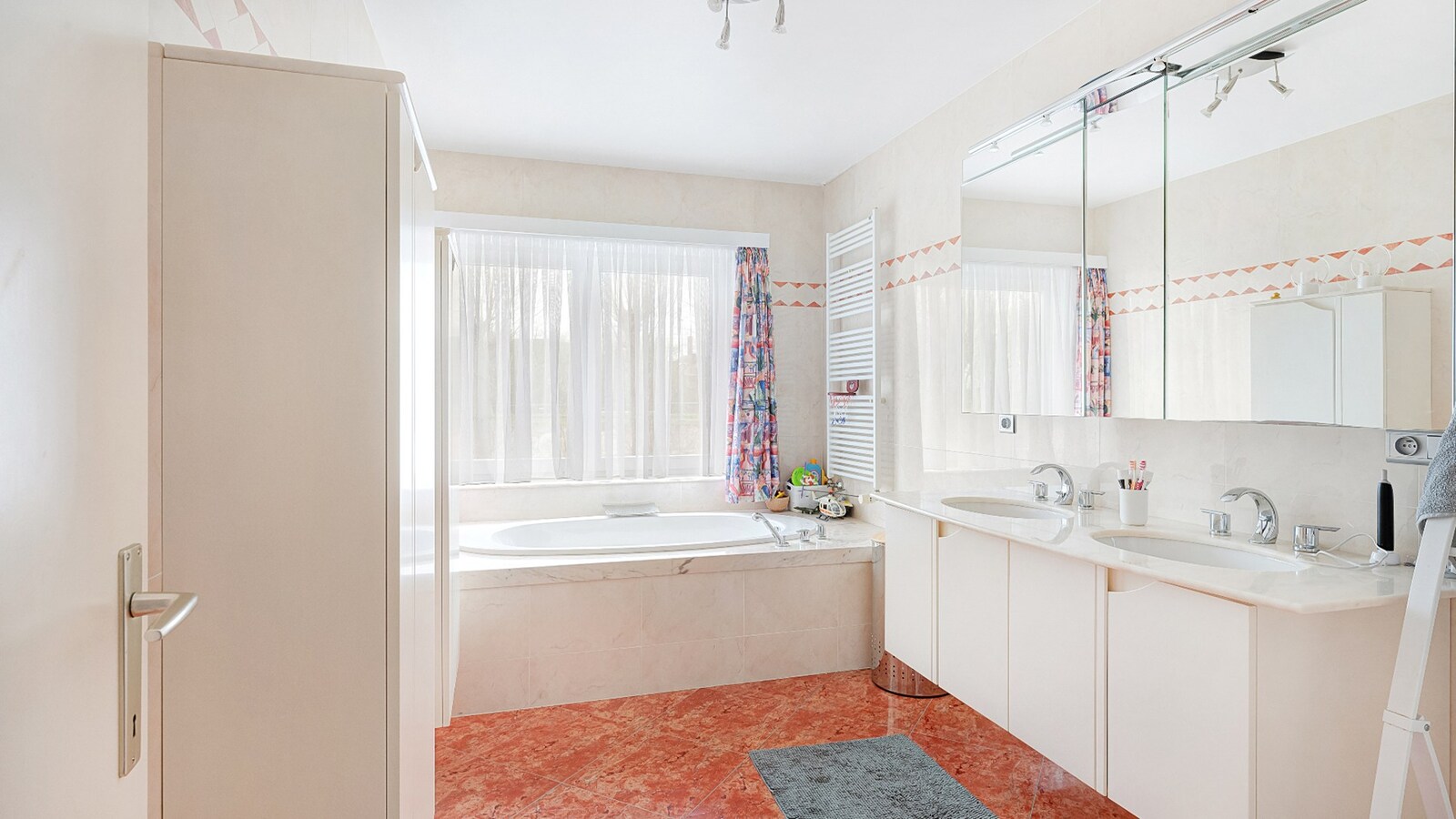 Ruime bel-etagewoning met garage en zonnepanelen in hartje Heist. 