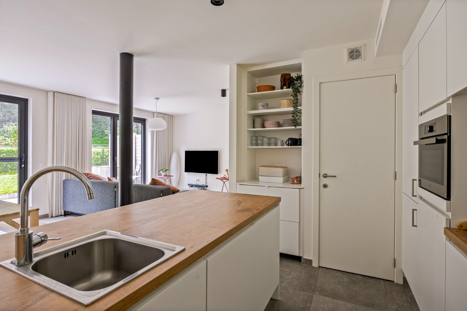 Ruim appartement met 2 slaapkamers en tuin + autostaanplaats vlakbij autostrade - EPC 68 kWh/m² 