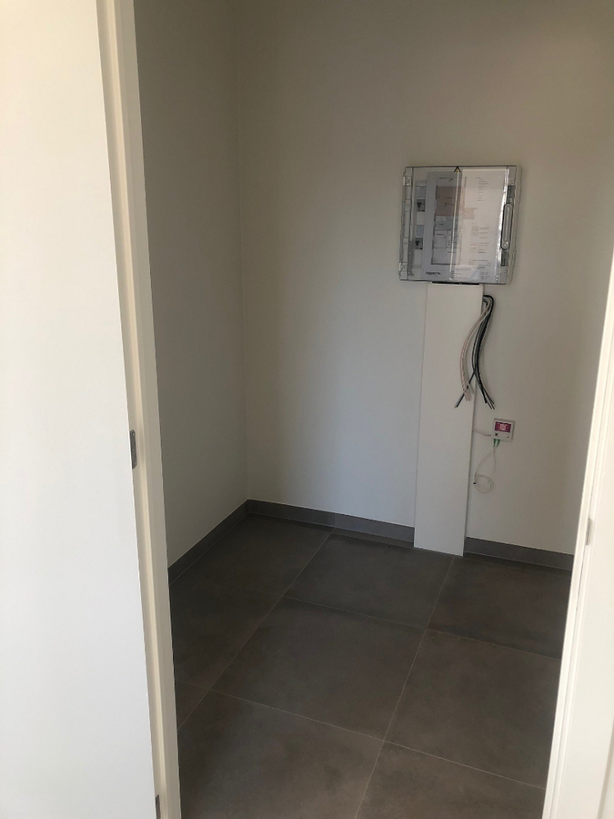 Prachtig nieuwbouwappartement  (geen vaste kosten; met ondergrondse staanplaats voorzien van oplaadmogelijkheid voor elektrische wagen). 