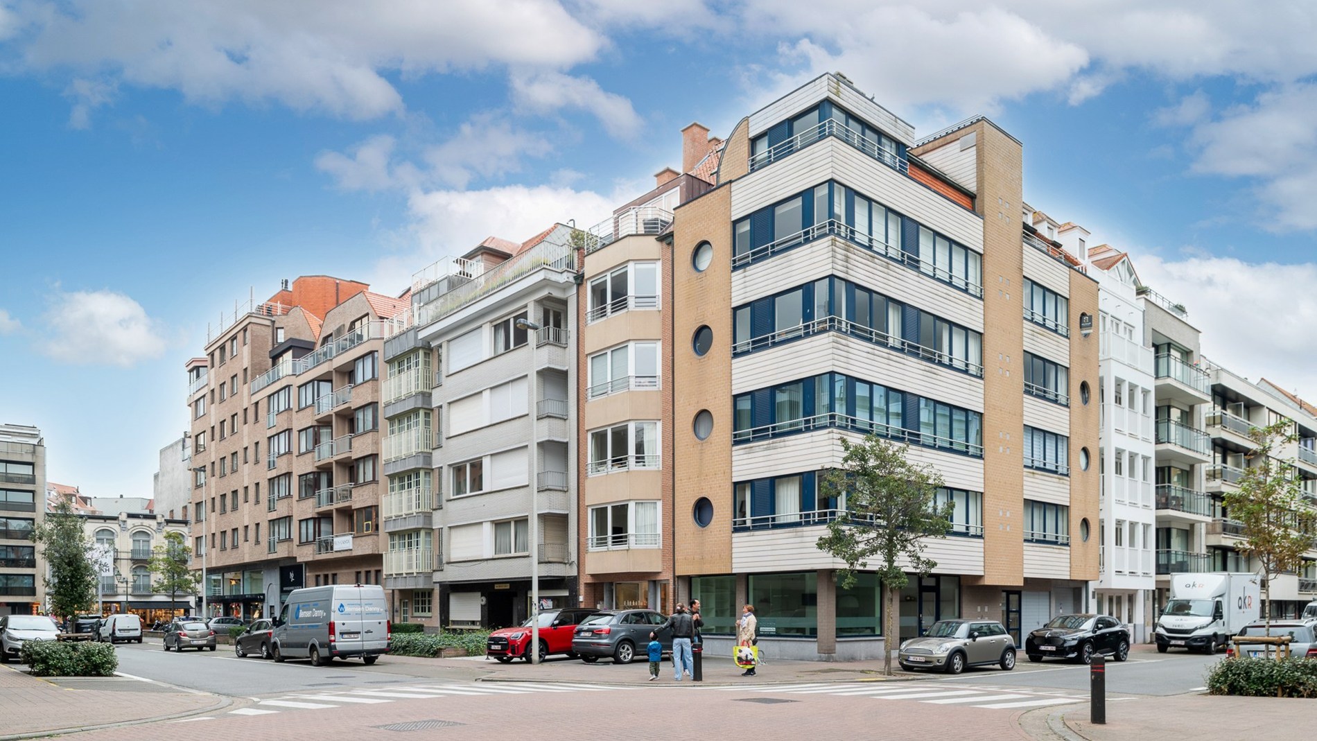 Magnifiek gerenoveerd duplexappartement met 3 SLAAPKAMERS VOOR DUBBEL BED en 3 badkamers. Ruim TERRAS vooraan en achteraan. Ideaal gelegen, rustig maar toch nabij Zeedijk en Lippenslaan. 