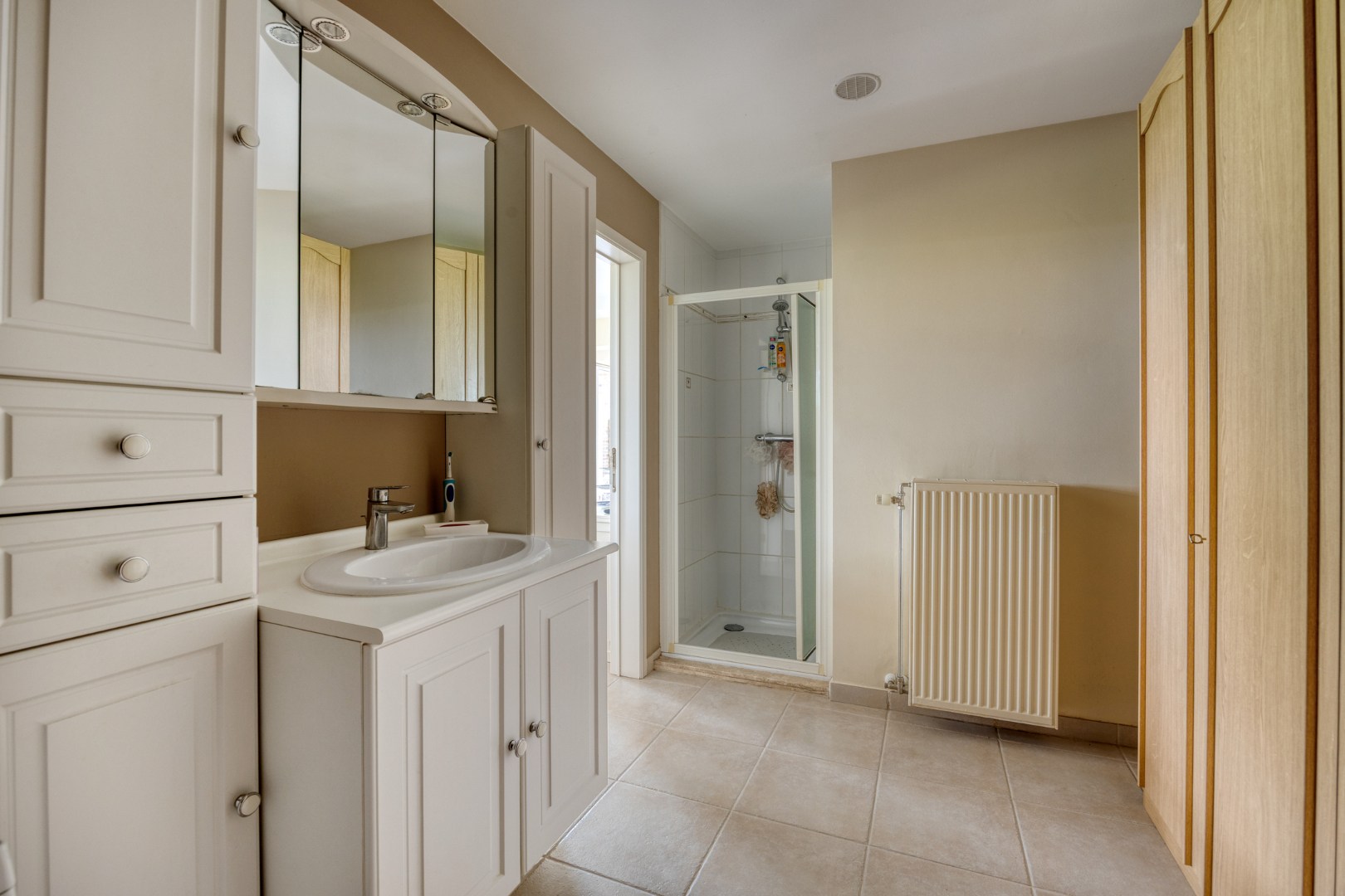 Ruime wasplaats/ bergplaats  met douche 