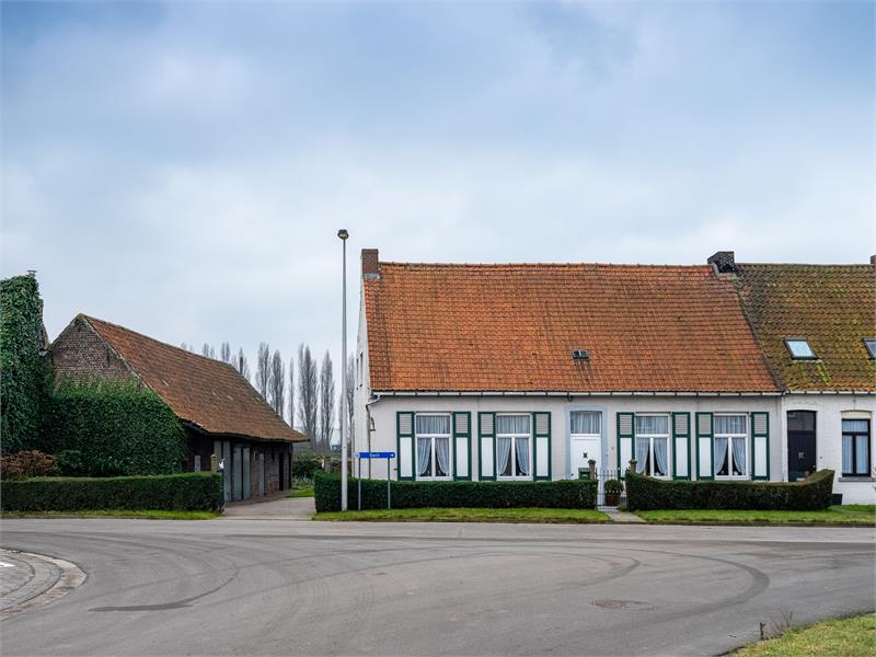 Ruime hoeve met grote schuur en veel potentieel. 